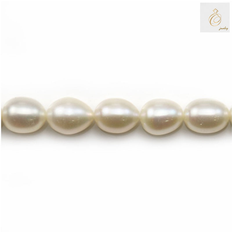 White freshwater cultured pearl necklace with 8-9mm oval pearls, 39-40cm strand