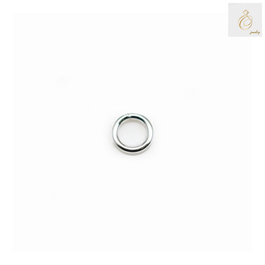 Close-up view of 925 sterling silver closed jump rings showing bright silver finish and precise 5x0.8mm dimensions