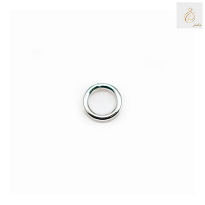 Close-up view of 925 sterling silver round closed jump rings showing detailed craftsmanship and bright silver finish