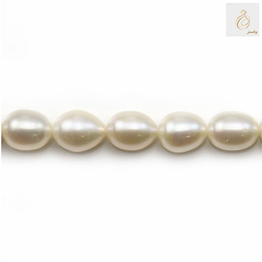 White freshwater cultured pearl necklace with 8-9mm oval pearls, 39-40cm strand